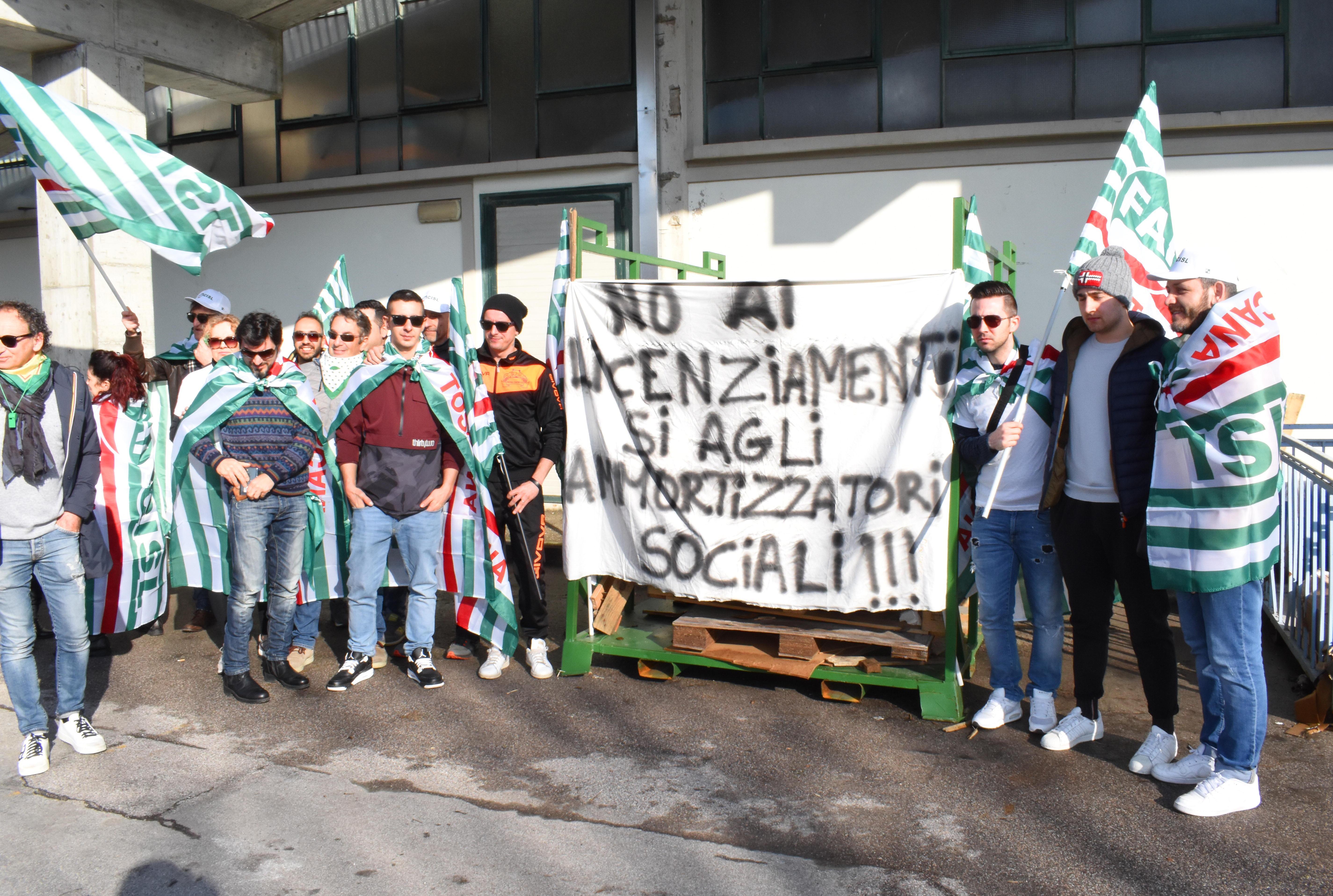 Un presidio di protesta dei lavoratori della Nove Alpi (foto Gori)