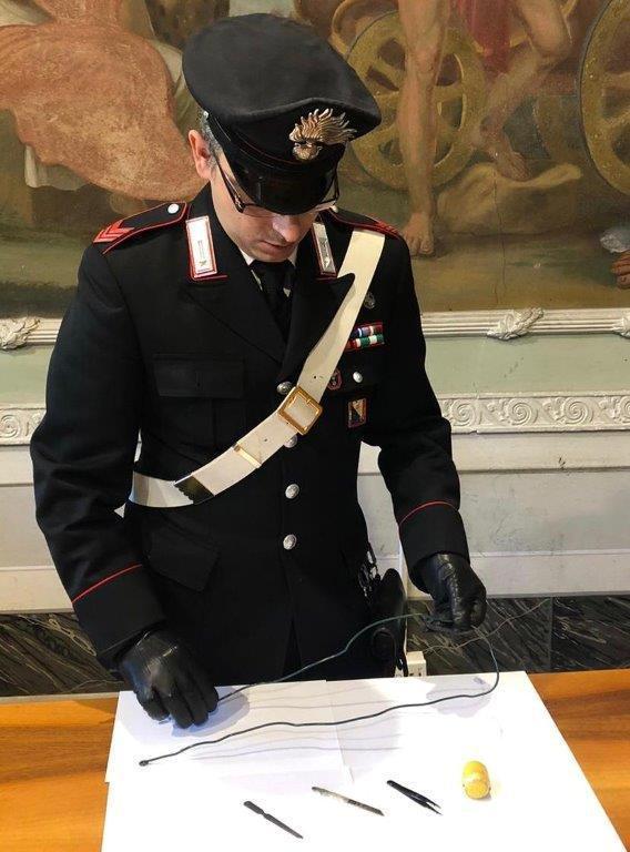 Gli arnesi per rubare le offerte sequestrati dai carabinieri