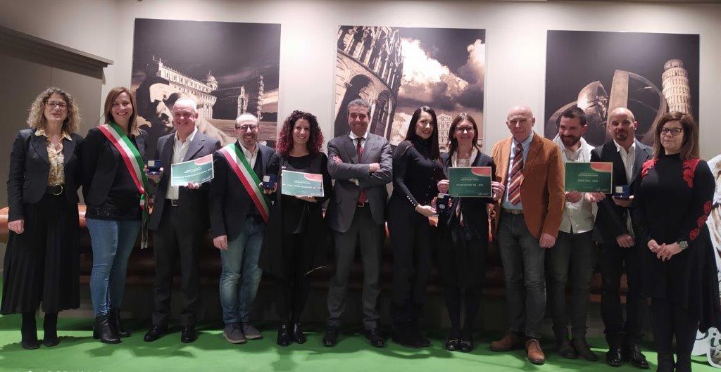 La premiazione degli imprenditori delle aziende longeve della provincia insieme ai sindaci dei rispettivi Comuni nella sede della Camera di commercio di Pisa