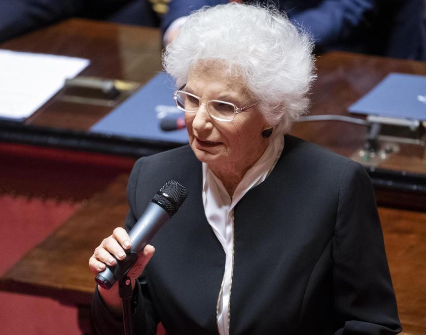Cittadinanza onoraria a Liliana Segre ma rimane quella a Benito Mussolini