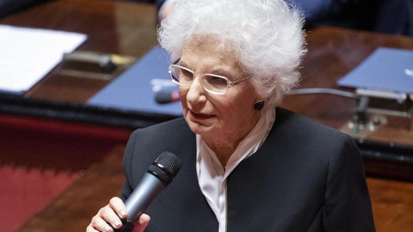 Cittadinanza onoraria a Liliana Segre ma rimane quella a Benito Mussolini