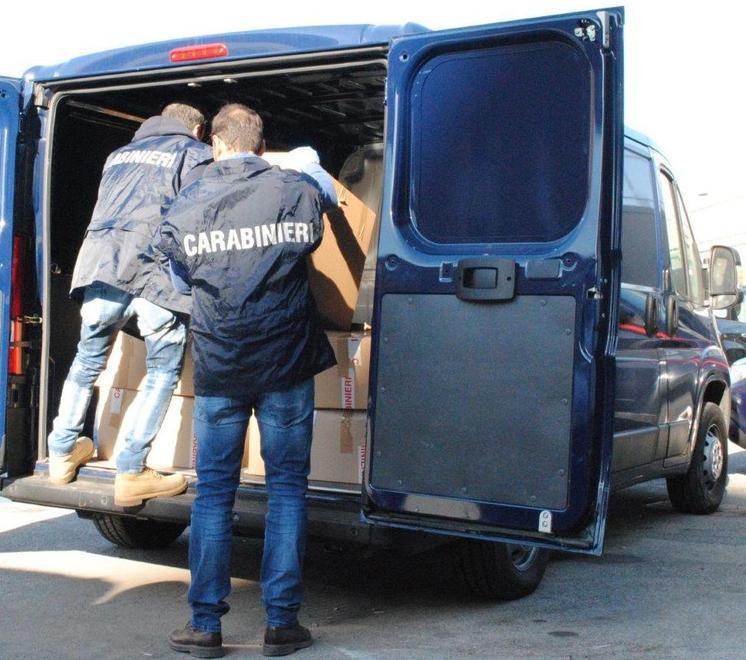 I carabinieri durante l'operazione storica in porto