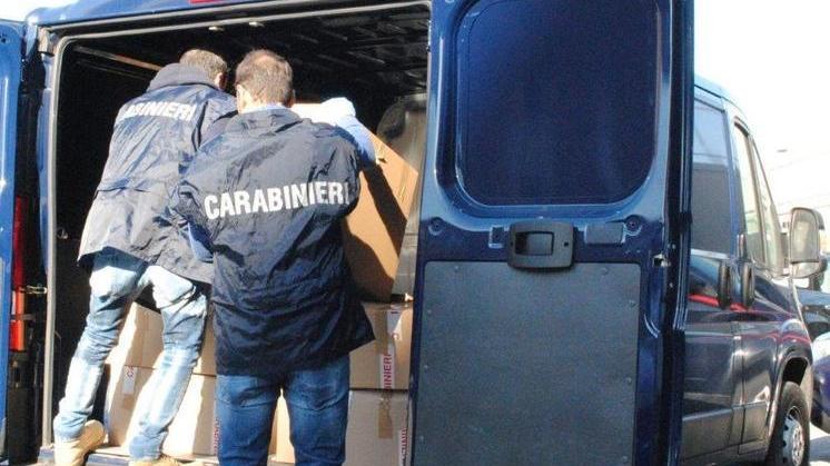 I carabinieri durante l'operazione storica in porto