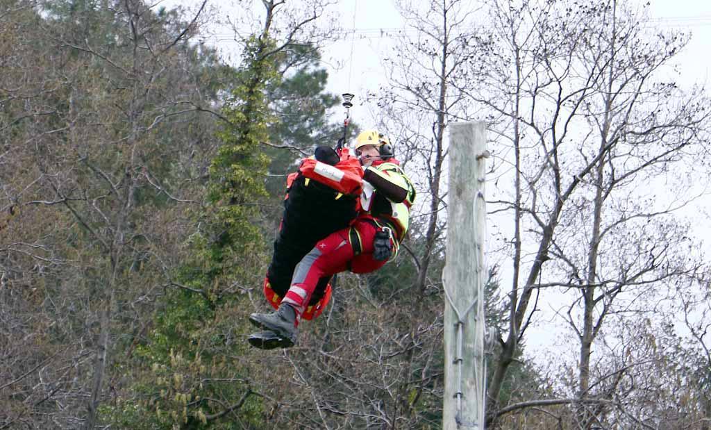 I soccorsi all'uomo, recuperato col verricello da Pegaso e poi trasportato a Pisa