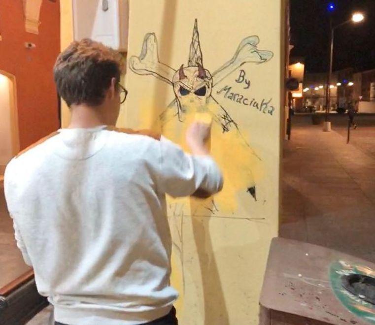 Carpi, vandalo alla gelateria invitato a ridipingere la colonna imbrattata 
