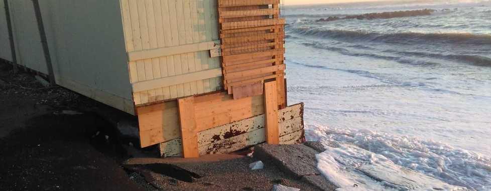 Il mare arriva alle cabine, pericolo serio per le strutture 