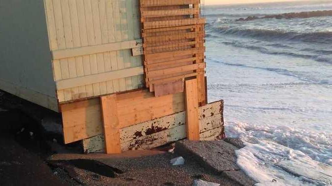 Il mare arriva alle cabine, pericolo serio per le strutture