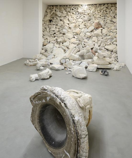 Ambiente e destini umani nelle installazioni di marmo create da Fabio Viale