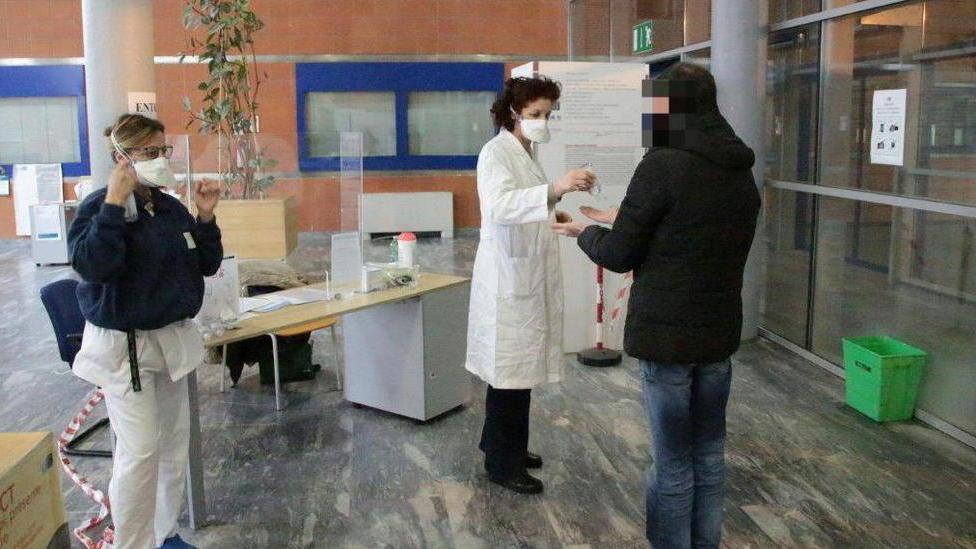 Non ha più la febbre il 44enne positivo al Coronavirus