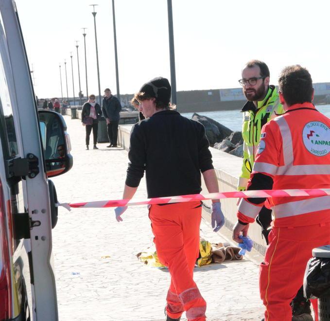 Cade in mare dagli scogli, muore a 55 anni 