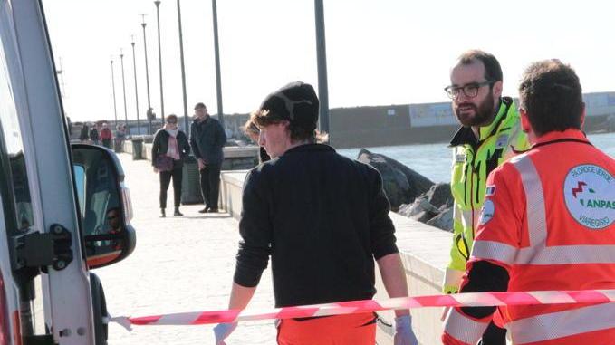 Cade in mare dagli scogli, muore a 55 anni