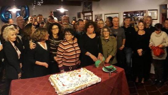 Si ritrovano tutti per festeggiare sessant’anni di età