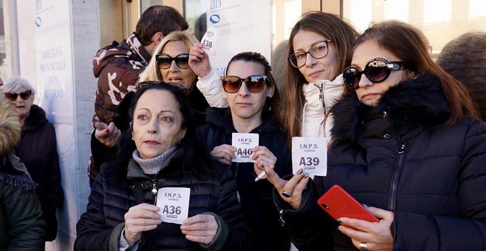 Pericolo virus, entrare all’Inps è un’impresa «Scriveteci, le pratiche vanno avanti lo stesso» 