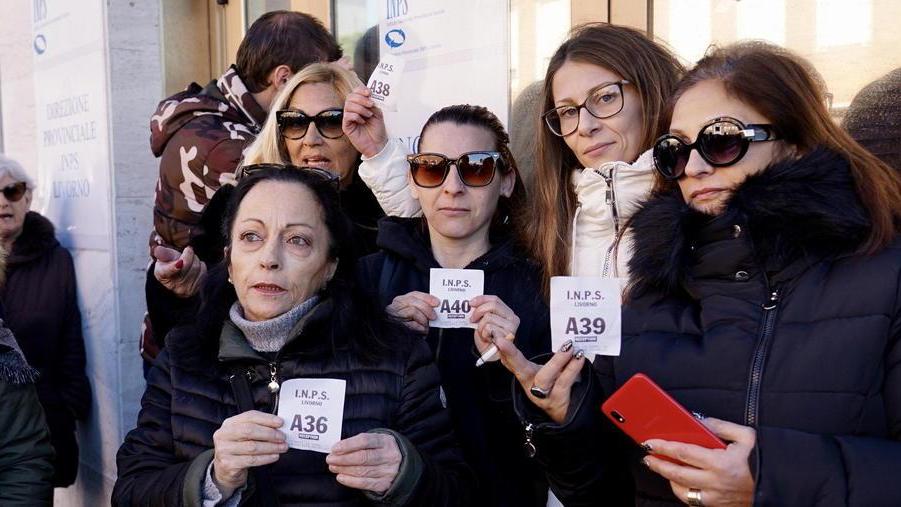 Pericolo virus, entrare all’Inps è un’impresa «Scriveteci, le pratiche vanno avanti lo stesso»