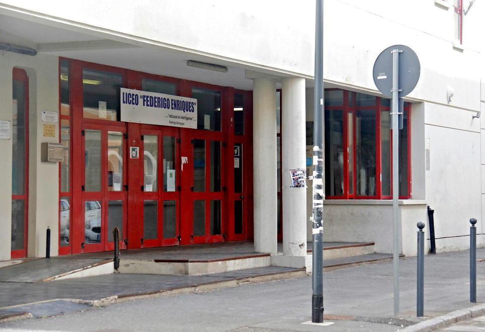 Liceo Enriques: «Vogliamo sicurezza un unico plesso e no a soluzioni tampone» 