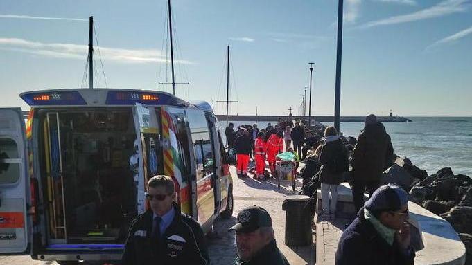 Cade in mare dagli scogli, muore a 55 anni