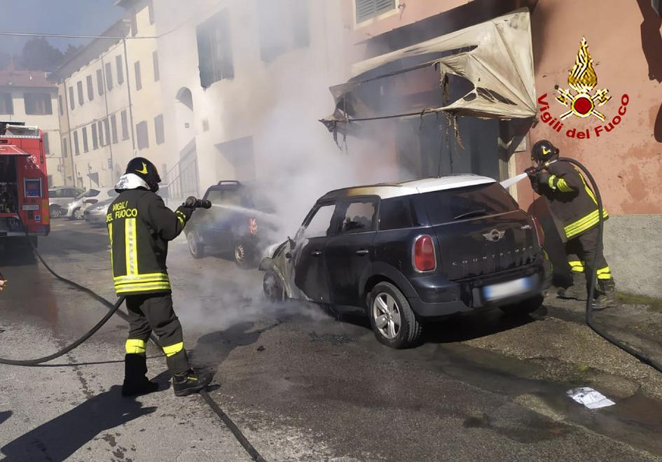Auto a fuoco danneggia l’ingresso di un negozio