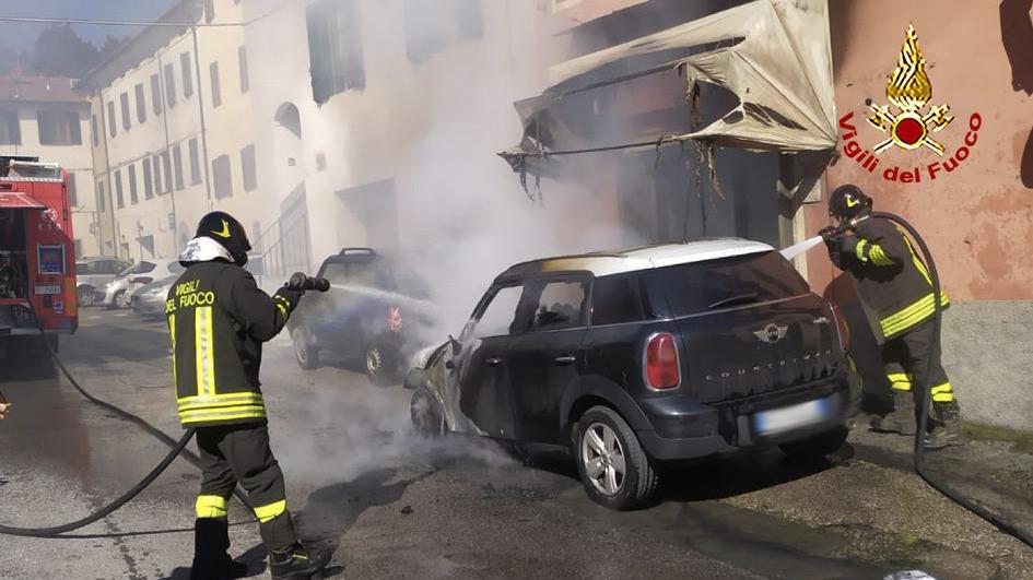 Auto a fuoco danneggia l’ingresso di un negozio