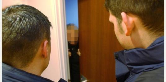 Falso vigile urbano tenta la truffa Costretto a fuggire 