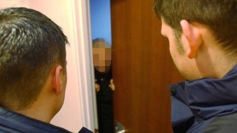 Falso vigile urbano tenta la truffa Costretto a fuggire