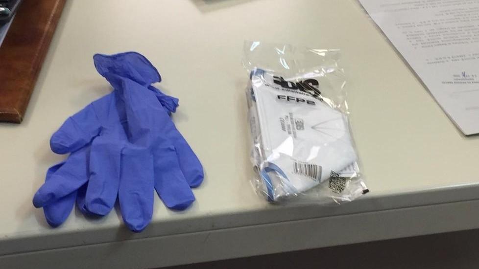 Via le “barricate” in tribunale Spuntano guanti e mascherine