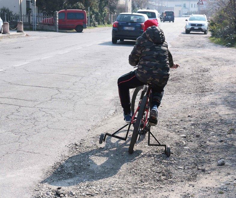 Non può andare in bicicletta perché manca la ciclabile 