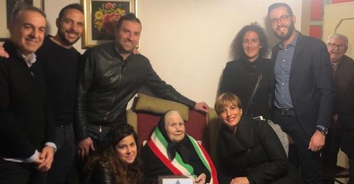 Il ricamo dà una lunga vita: i cent’anni di “zia Mangedda” 