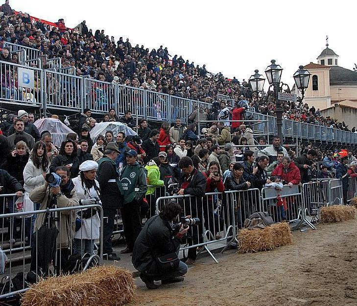 Sartiglia, l'odissea di 12 ragazzi esclusi dalla tribuna disabili 