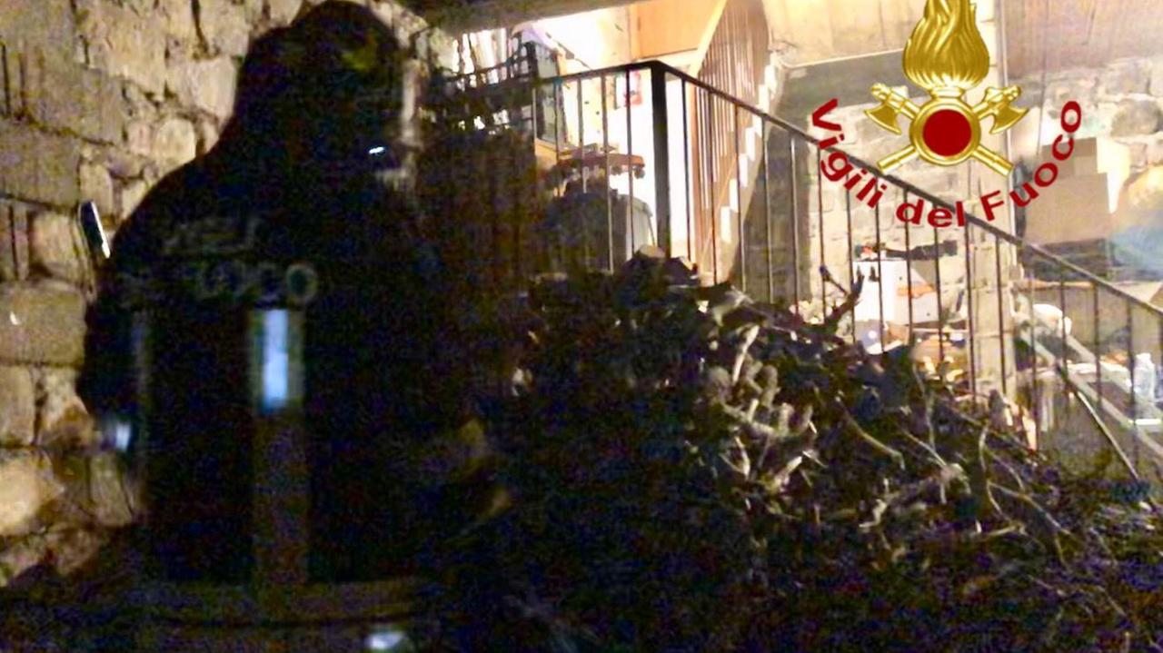 La legnaia salvata in buona parte dai vigili del fuoco