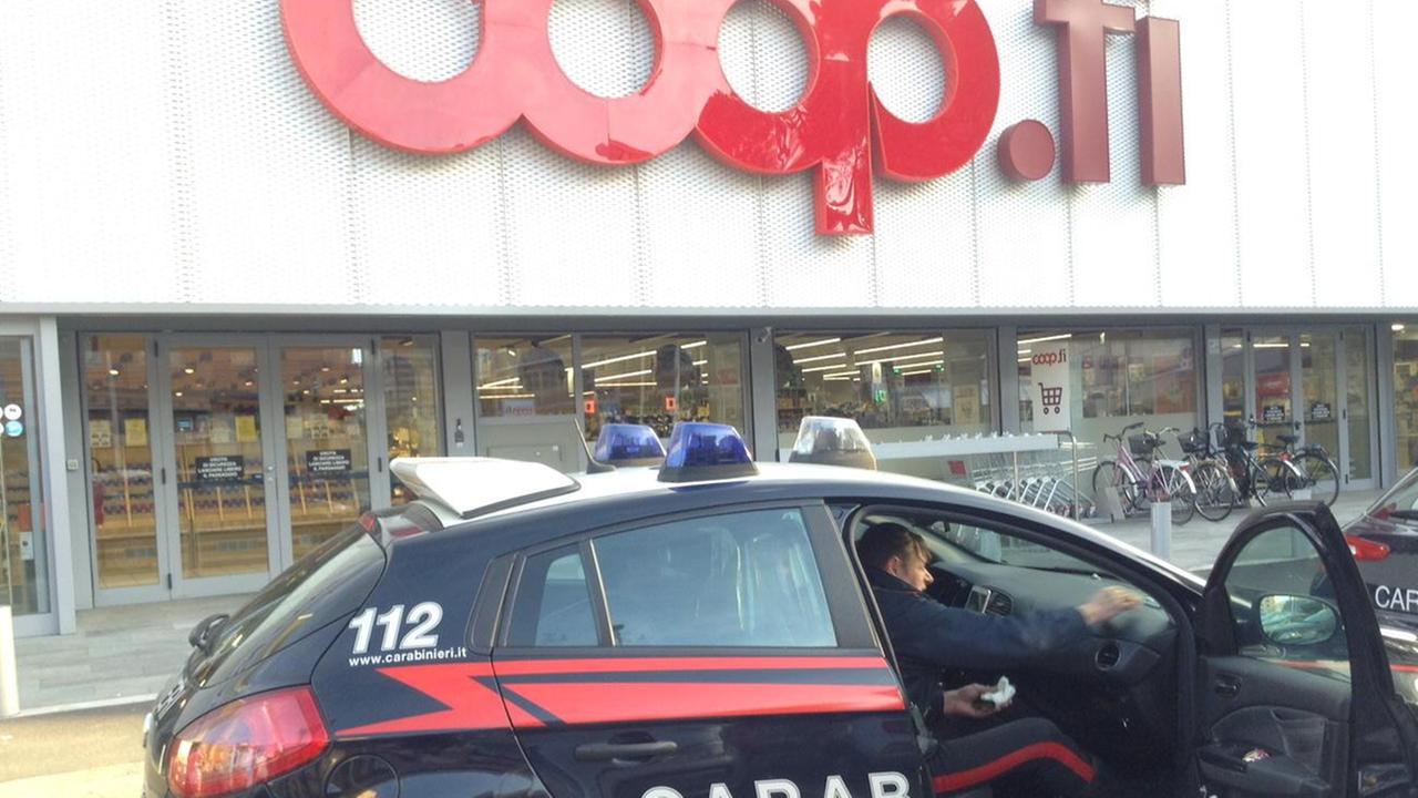 I carabinieri davanti alla Coop di via Valentini (archivio)