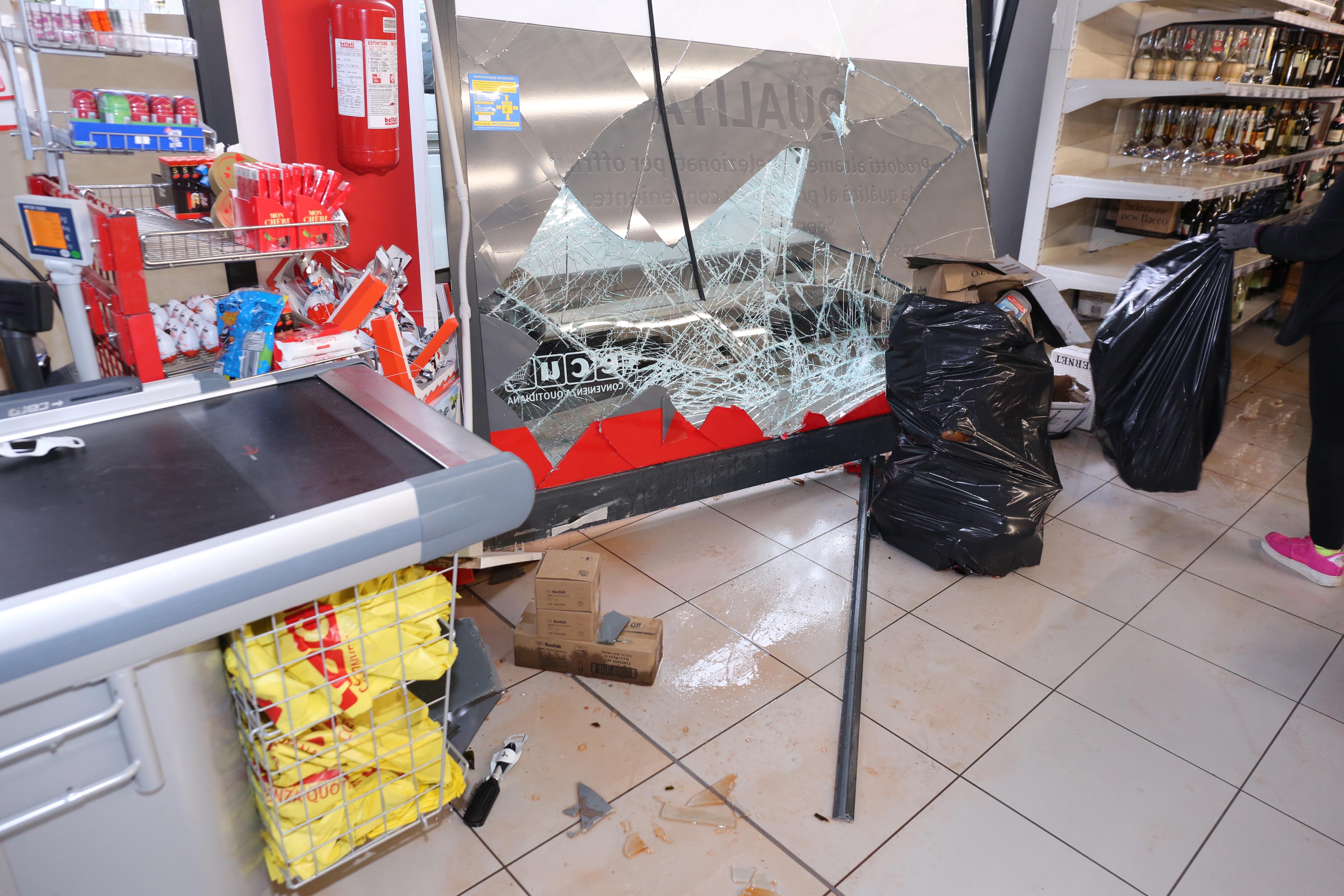 Assalto al supermercato Ecu di Reggio Emilia con un'auto-ariete