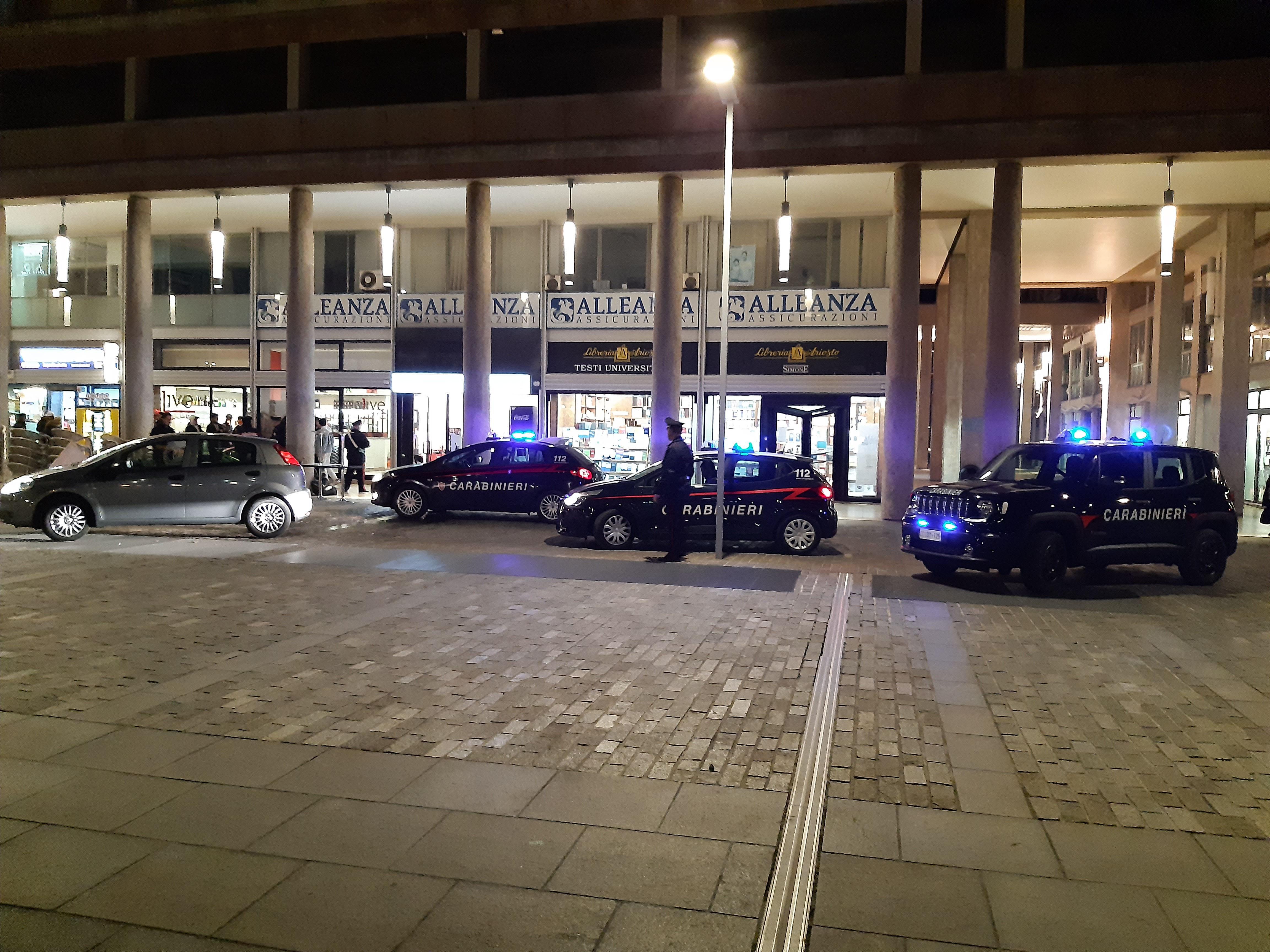 Rissa davanti ai Musei di Reggio Emilia, spunta anche un lungo coltello 