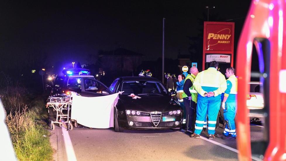 Pizzaiolo travolto e ucciso da due auto. Lo strazio del figlio: "Era uscito per fare la spesa"