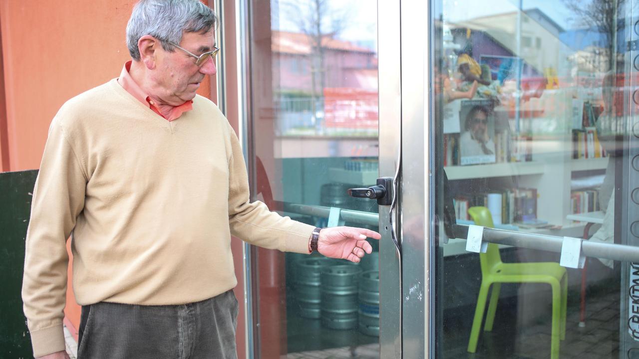 Pietro Fedi mostra una delle due porte scassinate (Foto Lorenzo Gori)