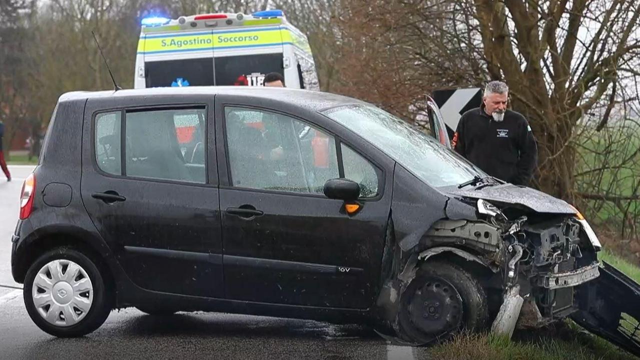 Alberone di Cento, auto esce di strada e si pianta nel fosso: ferite due donne