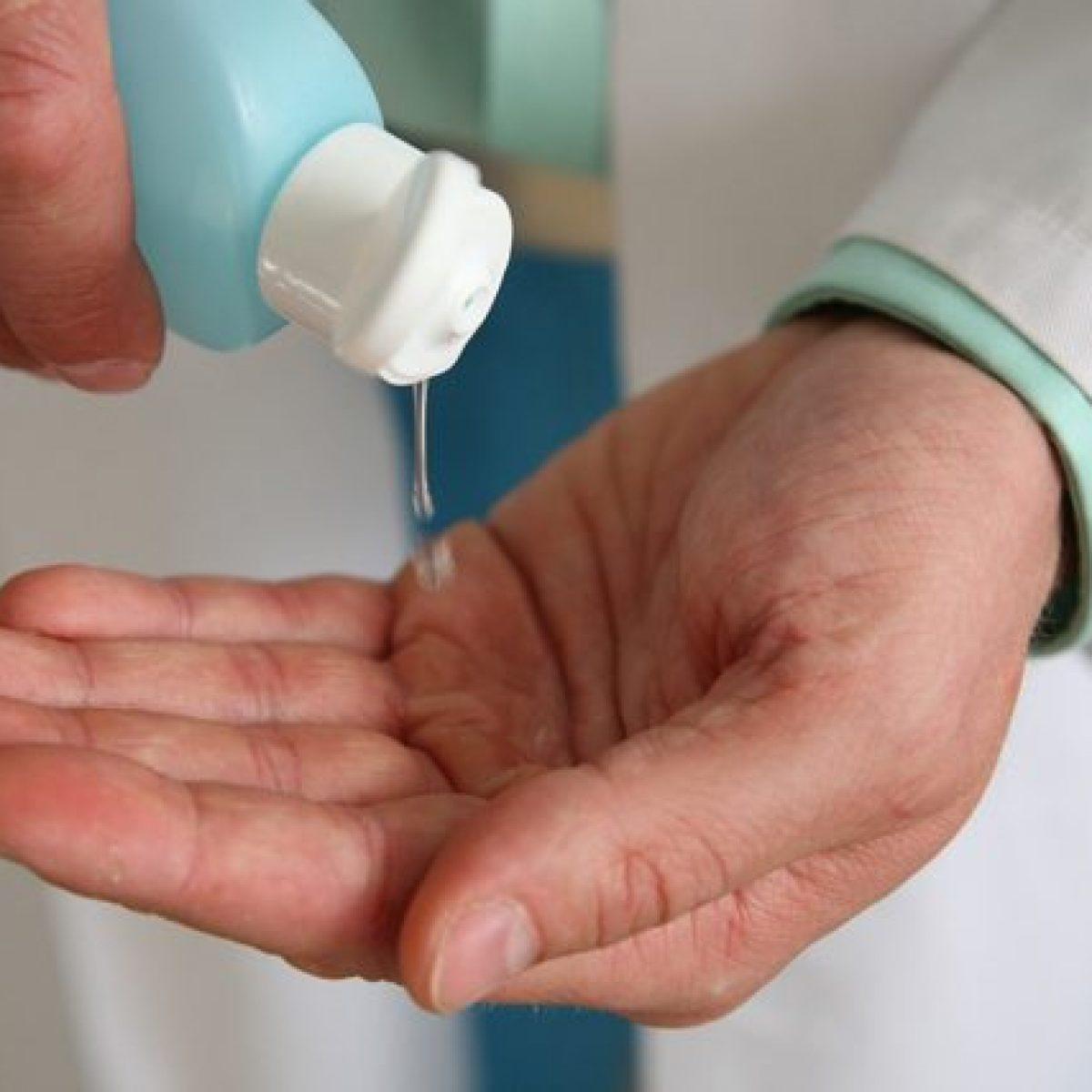 Ristoratore cede il gel igienizzante al prezzo di costo