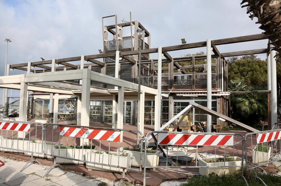 Transenne e ruspe sul viale Italia: dopo le palme la “cura” tocca alle baracchine 