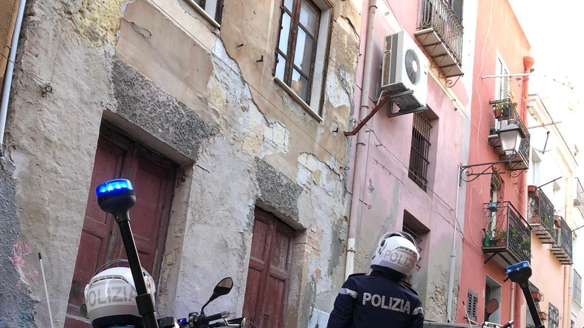 Cagliari, si sgretola il balcone: donna precipita nel vuoto: è grave