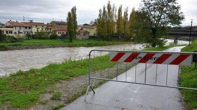 Piste ciclabili chiuse lungo il Bisenzio per il maltempo