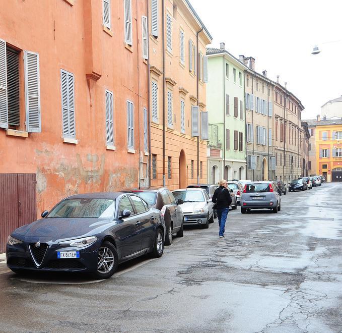 Modena, cade nella buca in strada: Comune condannato 