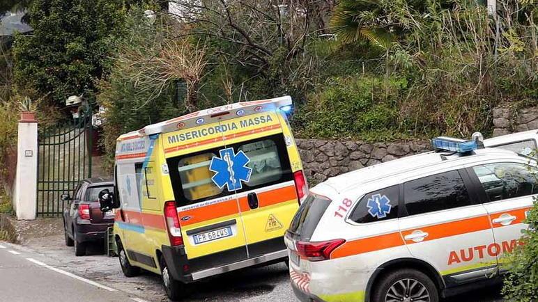 Pota l’albero e gli cade addosso: muore 70enne