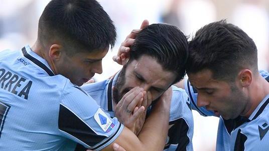 La Lazio è in testa da sola, come vent’anni fa Mezz’ora celestiale basta per battere il Bologna