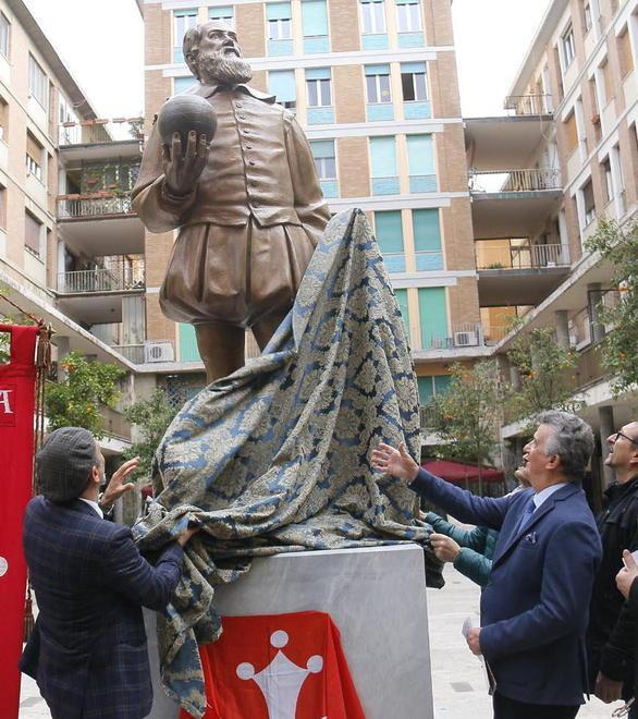 Pisa celebra Galilei con una statua in bronzo 