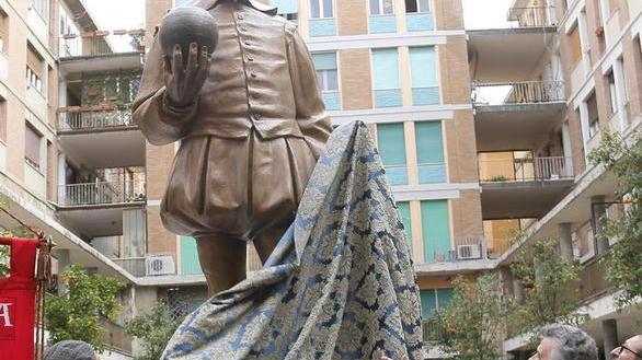 Pisa celebra Galilei con una statua in bronzo