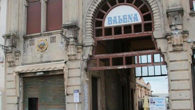 Cambia volto il bar Balena