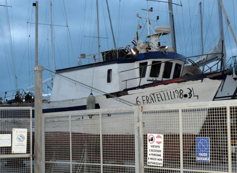 Peschereccio di dodici metri affondato nel porto di Scarlino