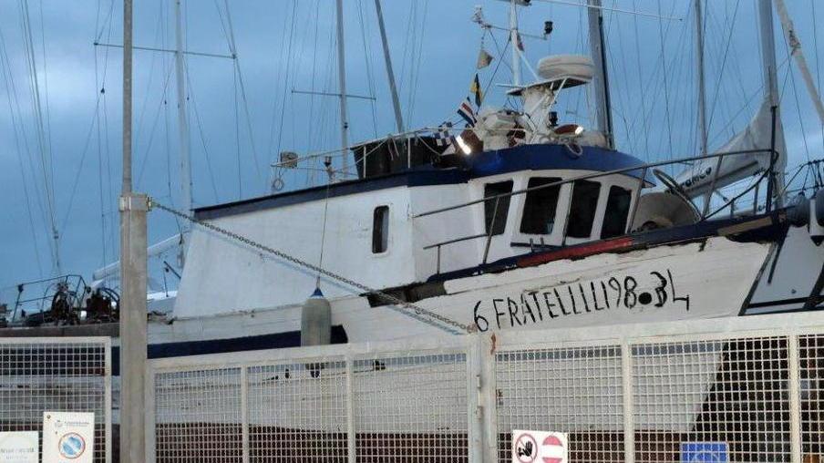 Peschereccio di dodici metri affondato nel porto di Scarlino