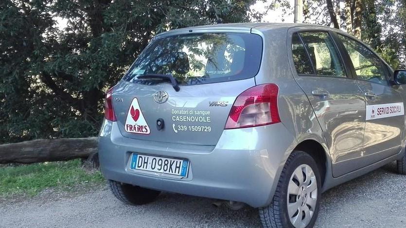 Guida senza patente da 27 anni: denunciato