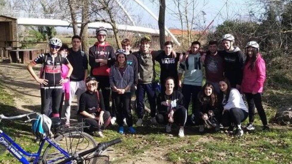 Bici, padel e tiro con l’arco Studenti del Fossombroni a lezione sul territorio