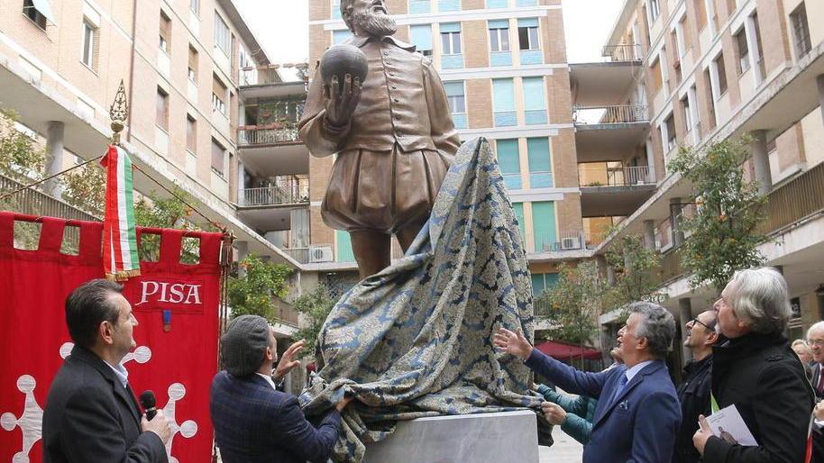La statua di Galileo Galilei inaugurata in largo Menotti